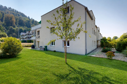 façade avec pelouse, property visible, bardage en stuc, et day time