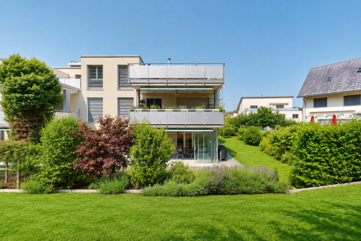 façade avec pelouse, day time, bardage en stuc, balcon, et terrasse
