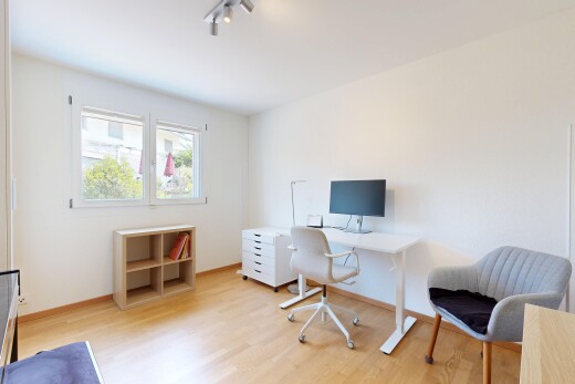 bureau avec éclairage sur rail, sol en finition bois, wood finish floor, cloison sèche, et drywall