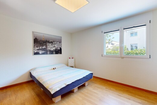 chambre avec wood finish floor, sol en finition bois, drywall, cloison sèche, et baseboards wall