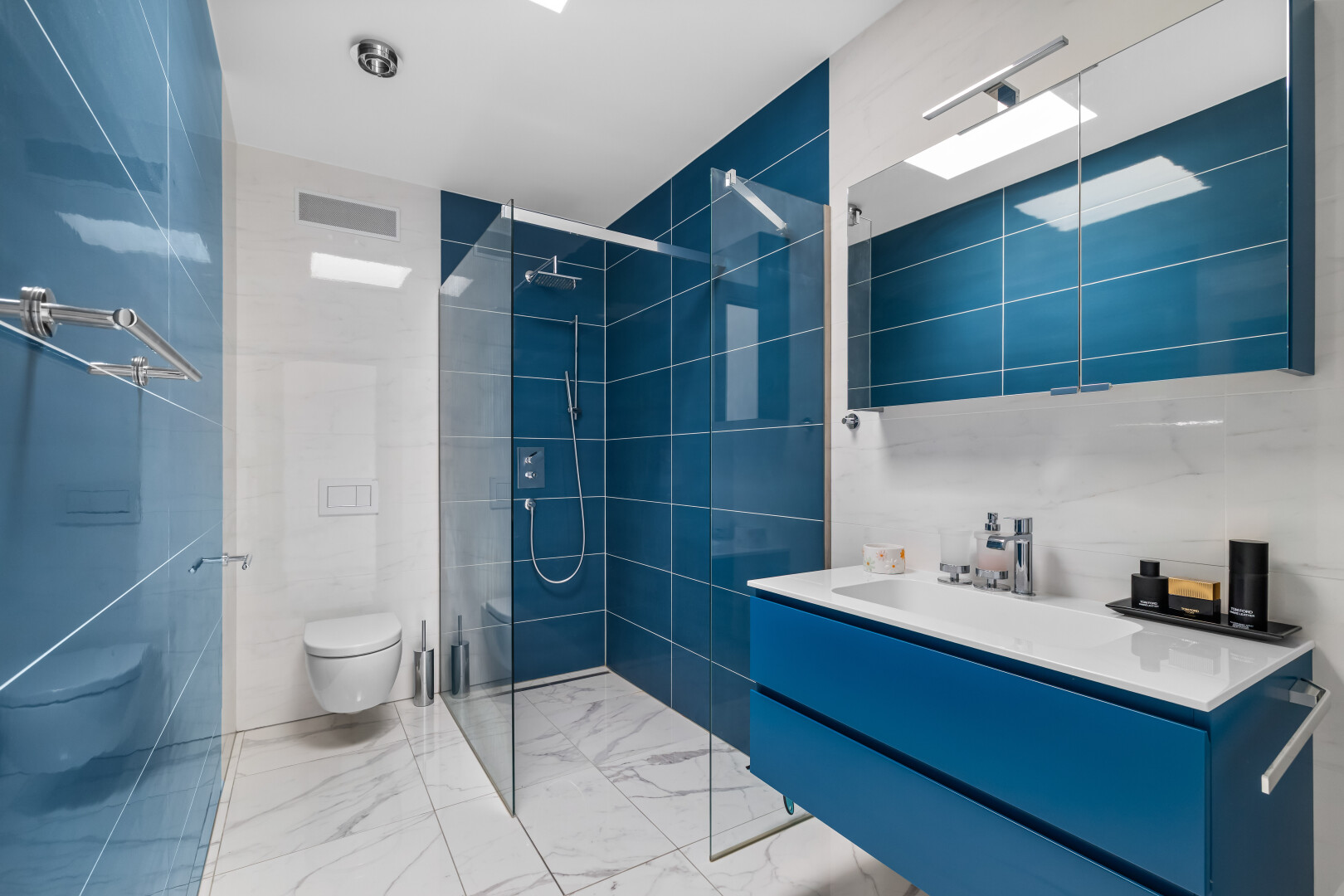 salle de bains avec douche, miroir, lavabo (ou coiffeuse selon le contexte), salle de bain complète, et mur en carrelage