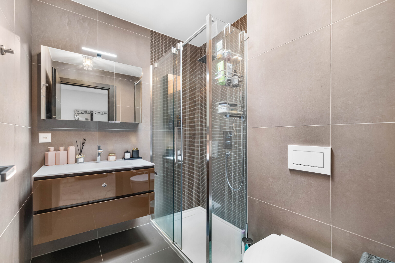 salle de bains avec mur en carrelage, tile wall, miroir, salle de bain complète, et lavabo (ou coiffeuse selon le contexte)