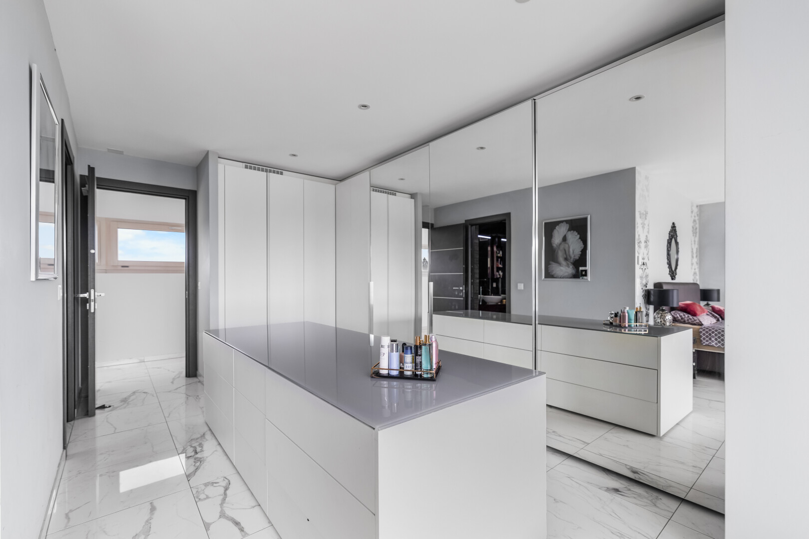 cuisine avec armoires à panneau plat, flat panel cabinets, cloison sèche, drywall, et armoires blanches