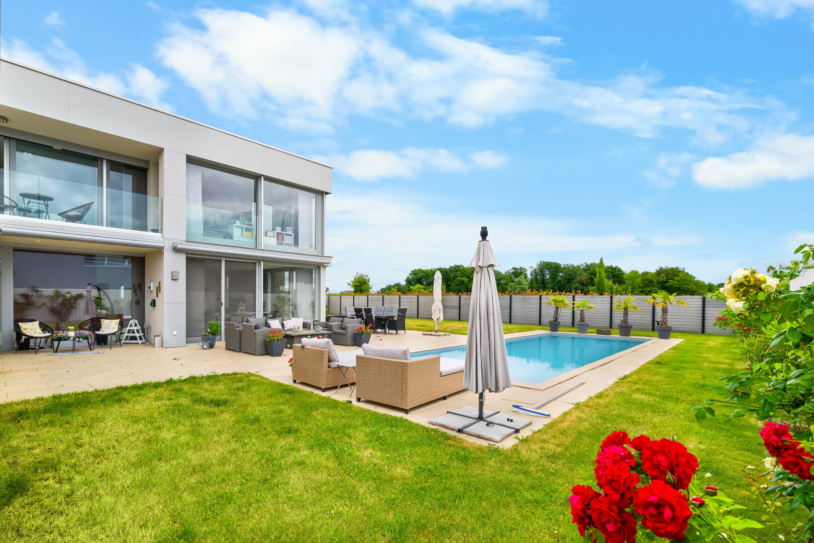 piscine avec terrasse, piscine, espace de vie extérieur, from property, et pelouse