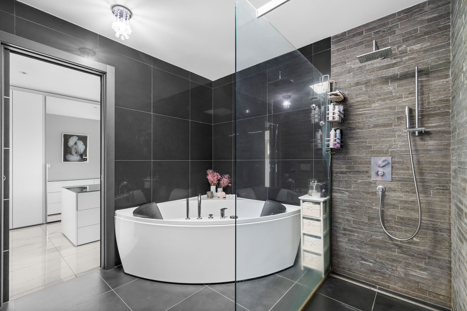 salle de bains avec mur en carrelage, tile wall, bain, salle de bain complète, et inside property