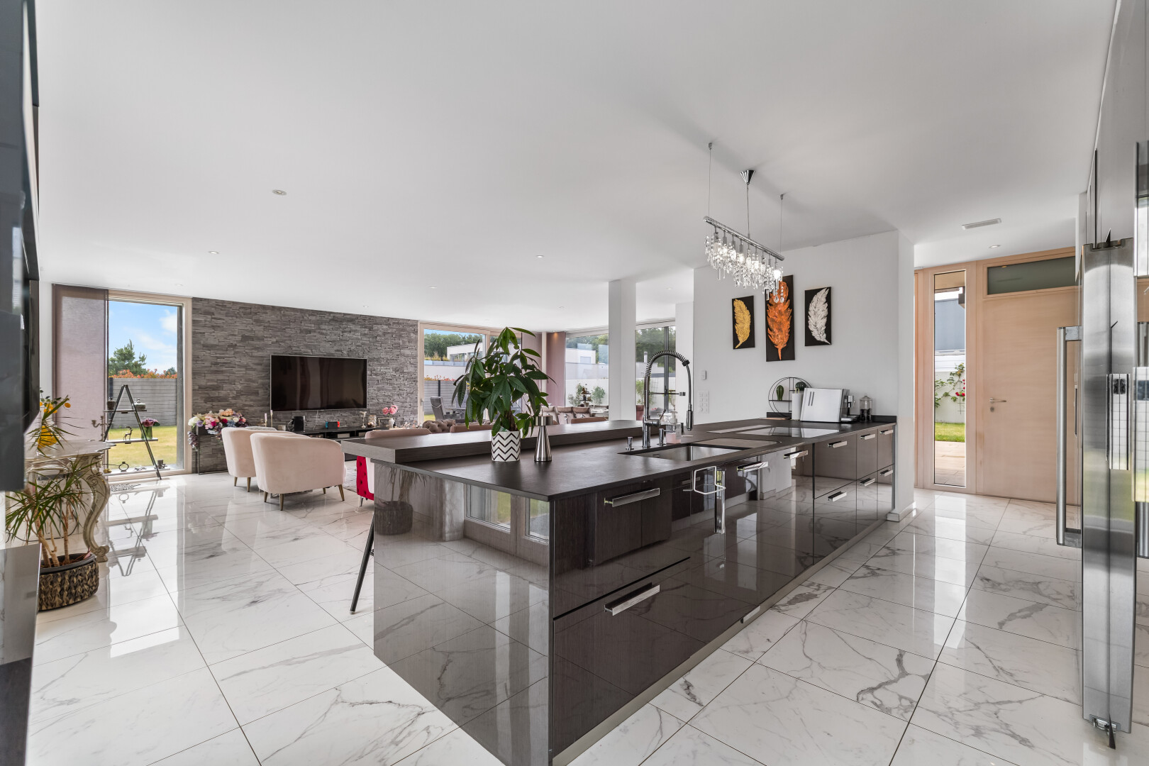 cuisine avec light floor, dark countertops, inside property, opens to living area, et ouvert sur l'espace de vie