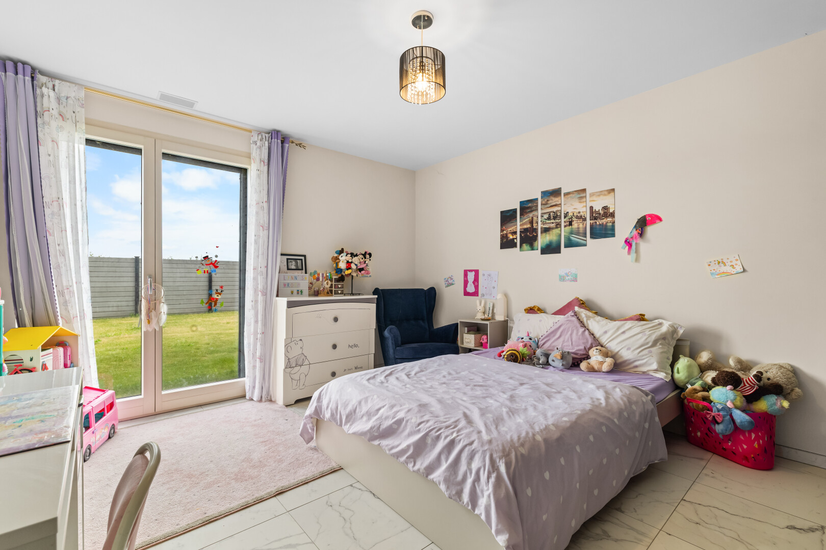 chambre avec cloison sèche, drywall, accès à l'extérieur, lumière naturelle, et natural light