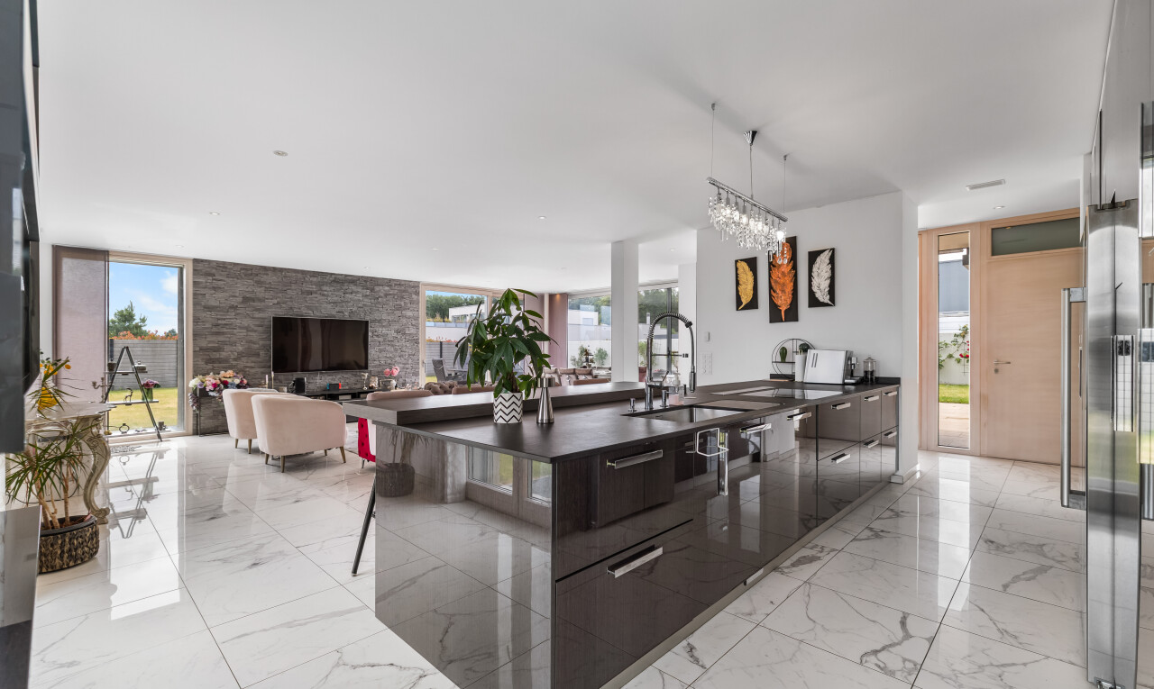 cuisine avec light floor, dark countertops, inside property, opens to living area, et ouvert sur l'espace de vie