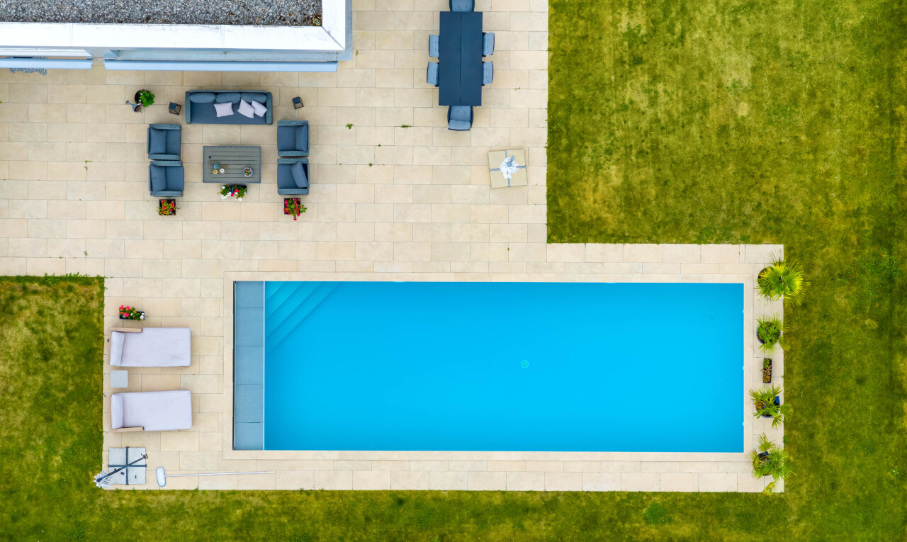 piscine avec pelouse