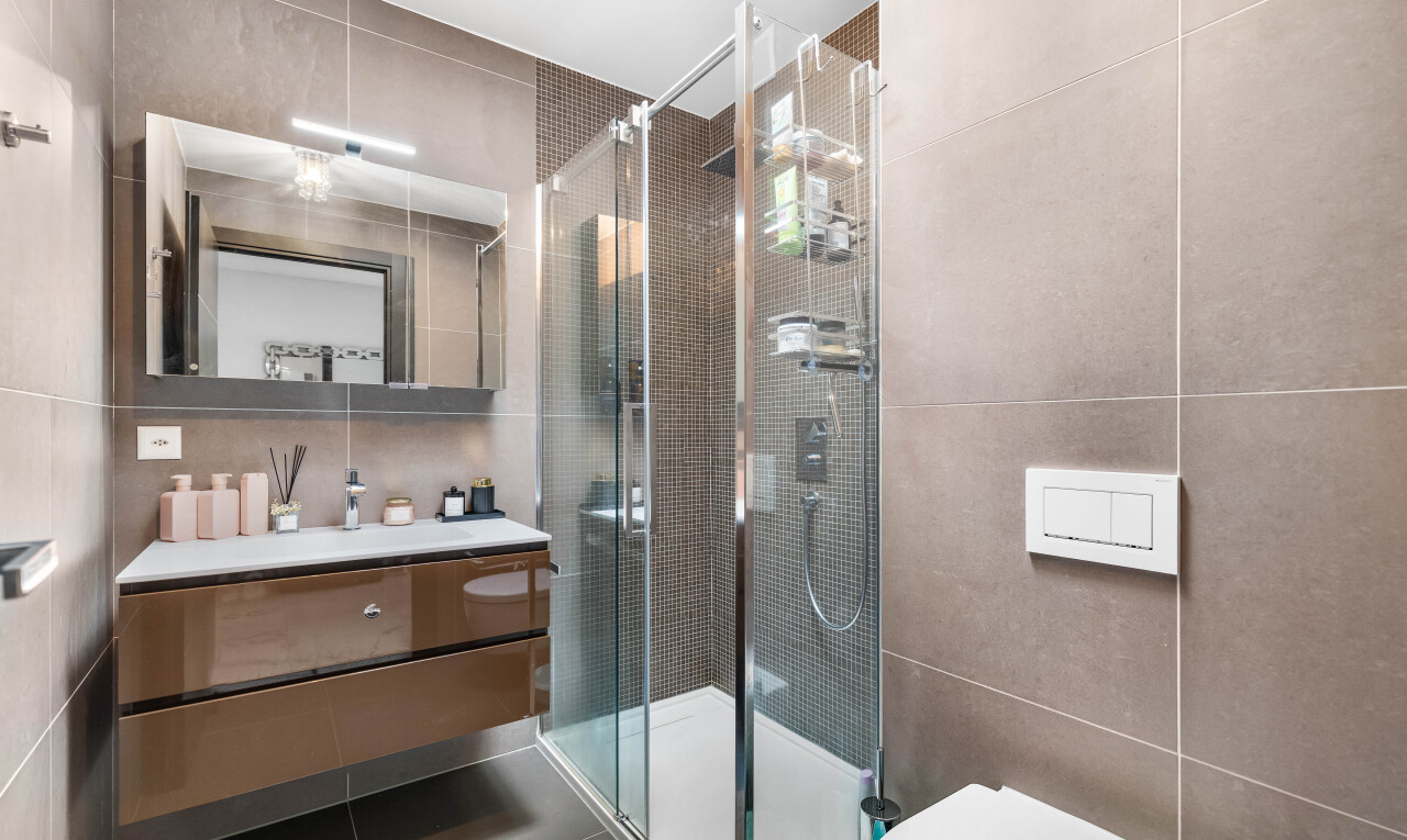 salle de bains avec mur en carrelage, tile wall, miroir, salle de bain complète, et lavabo (ou coiffeuse selon le contexte)