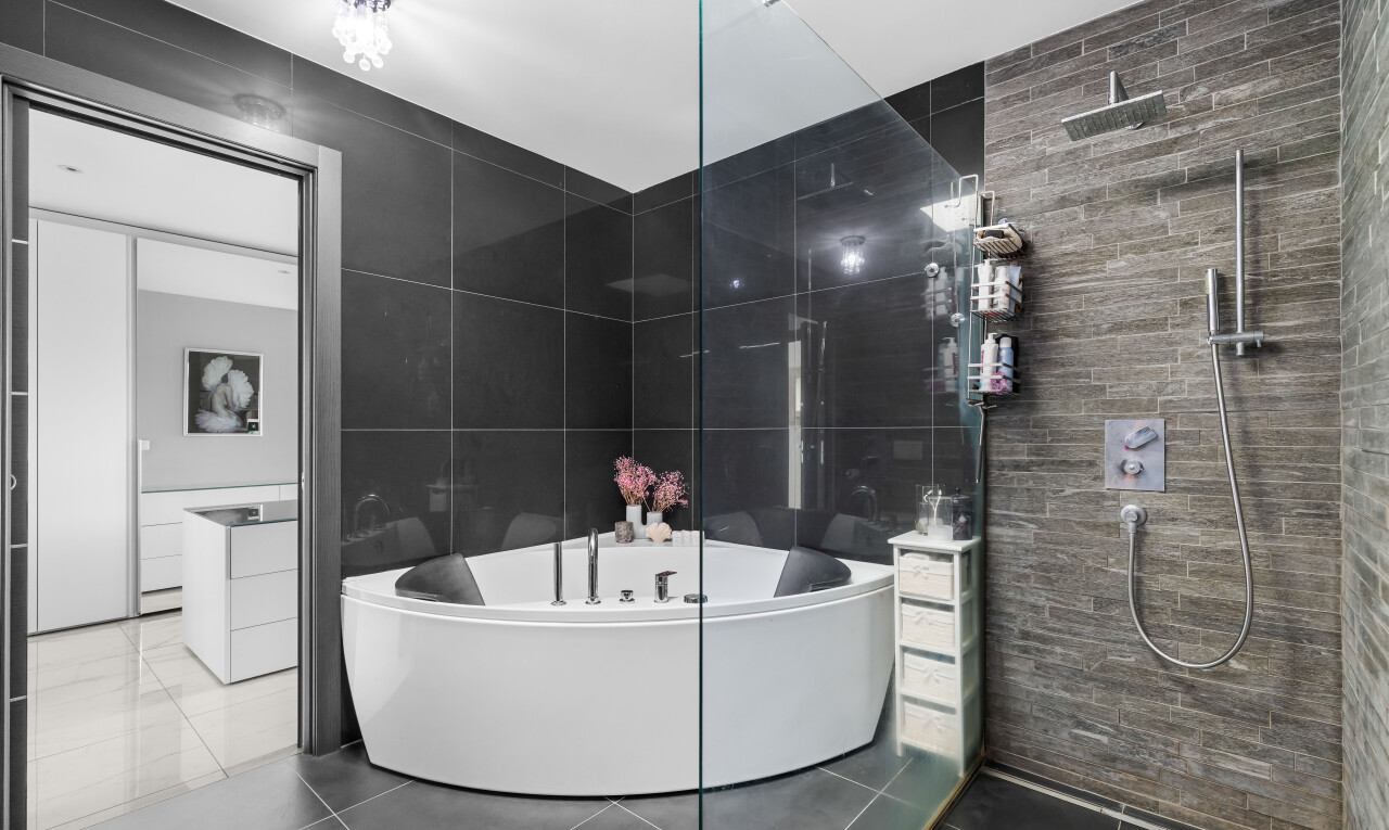 salle de bains avec mur en carrelage, tile wall, bain, salle de bain complète, et inside property
