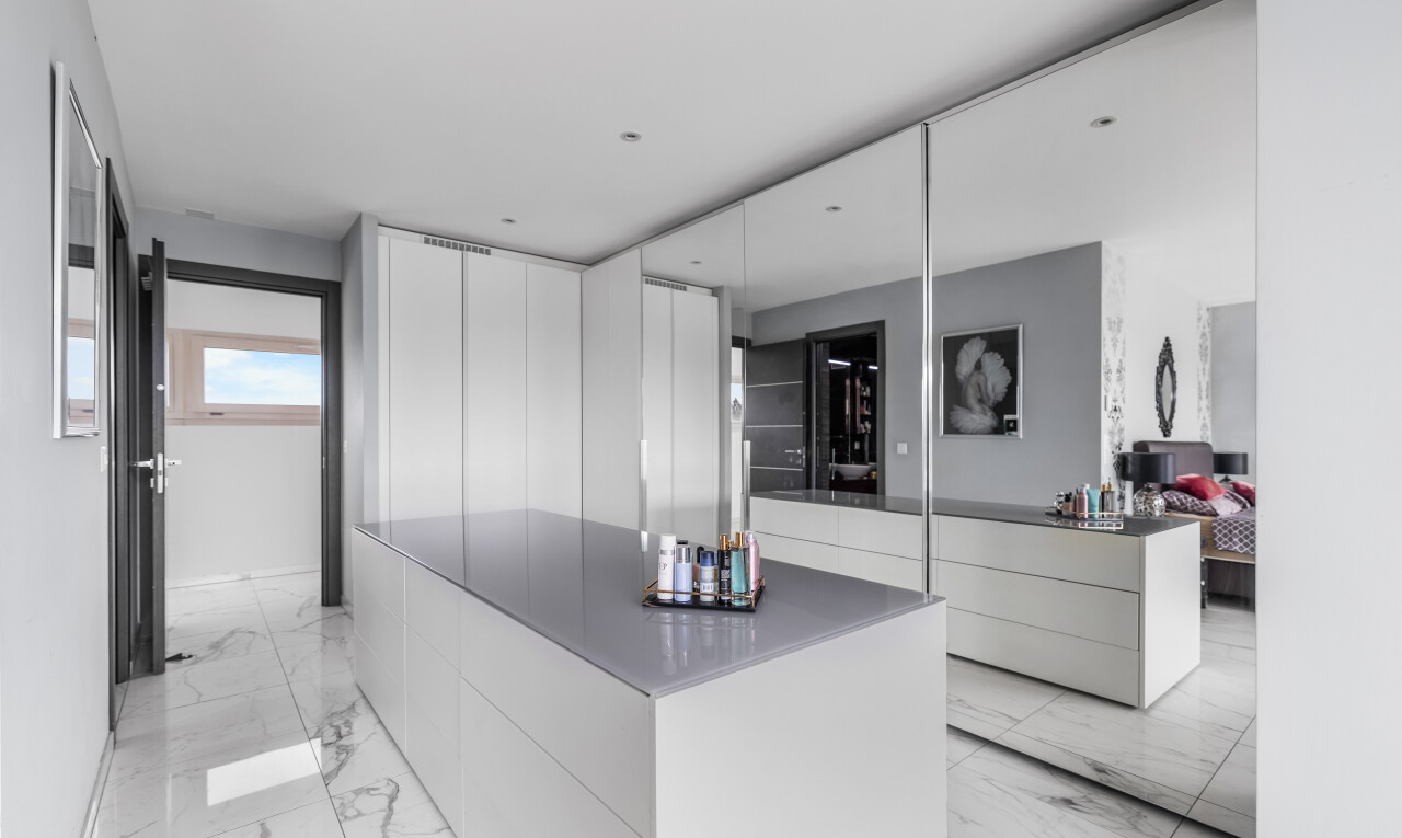 cuisine avec armoires à panneau plat, flat panel cabinets, cloison sèche, drywall, et armoires blanches