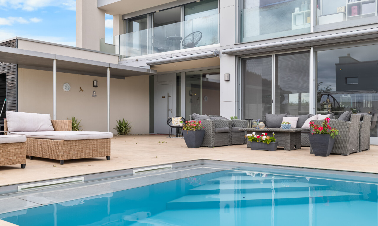 piscine avec espace de vie extérieur, balcon, terrasse, piscine, et day time