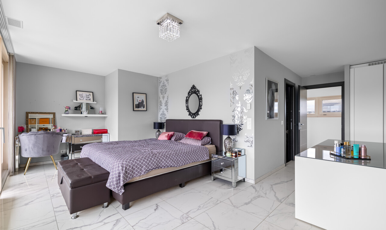 chambre avec inside property, cloison sèche, drywall, sol en finition marbre, et marble finish floor