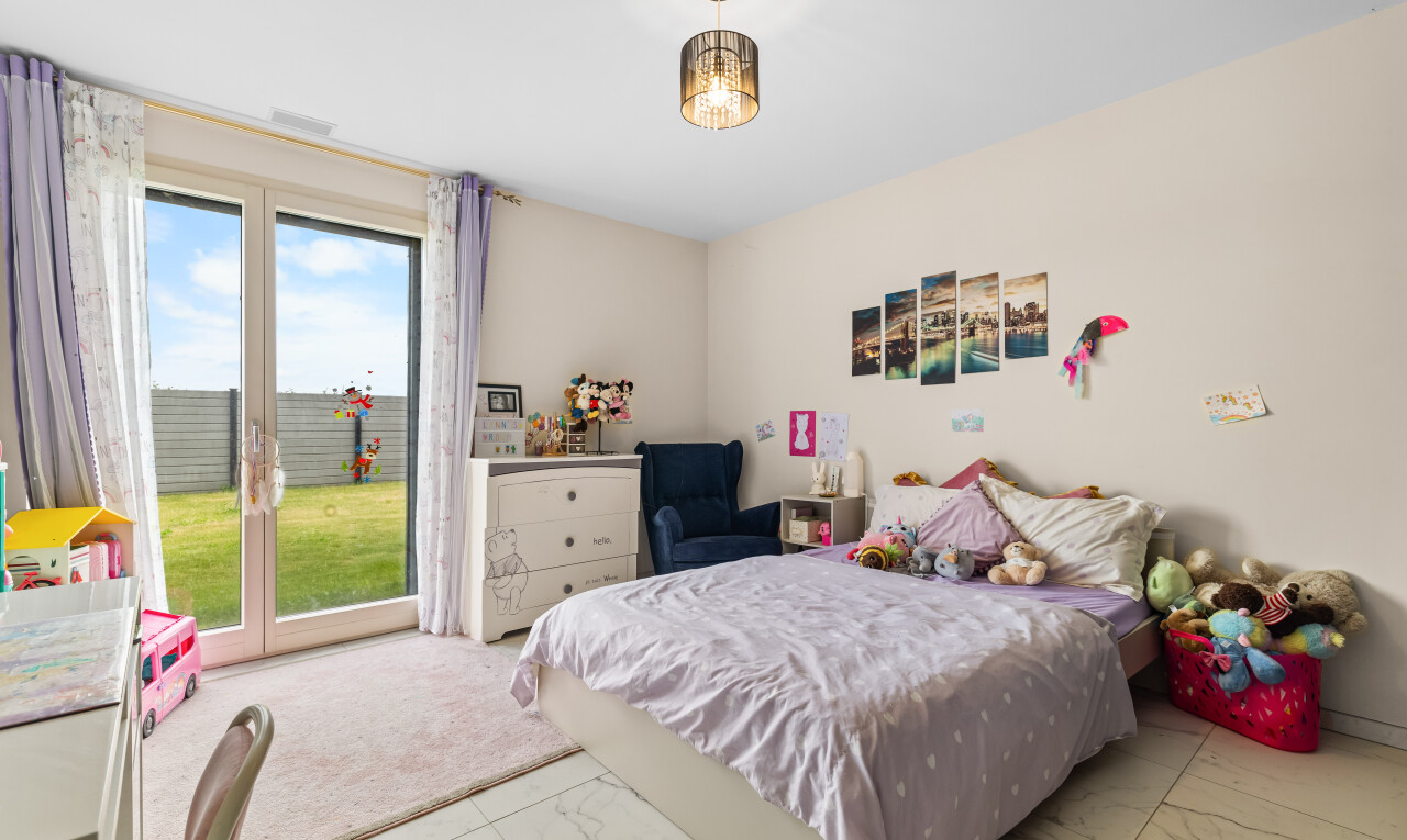 chambre avec cloison sèche, drywall, accès à l'extérieur, lumière naturelle, et natural light