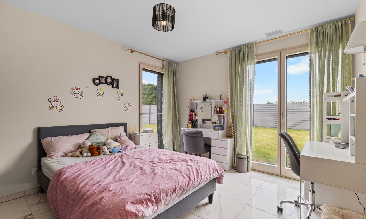 chambre avec day time, accès à l'extérieur, cloison sèche, drywall, et lumière naturelle