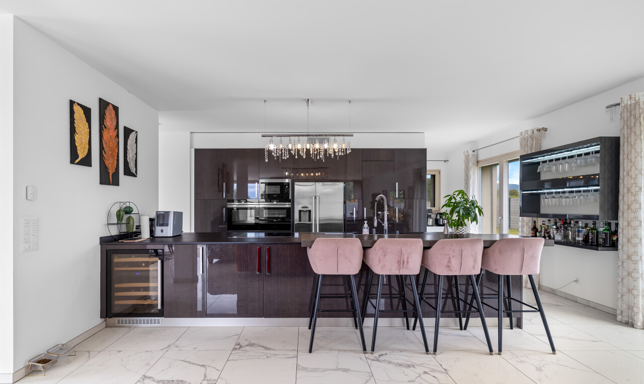 cuisine avec dark brown cabinets, armoires brun foncé, light floor, cloison sèche, et drywall