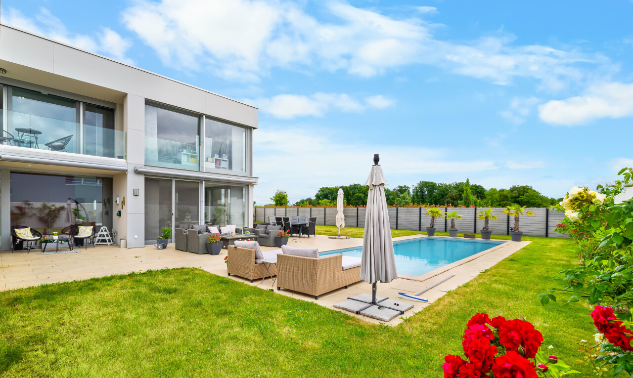 piscine avec terrasse, piscine, espace de vie extérieur, from property, et pelouse