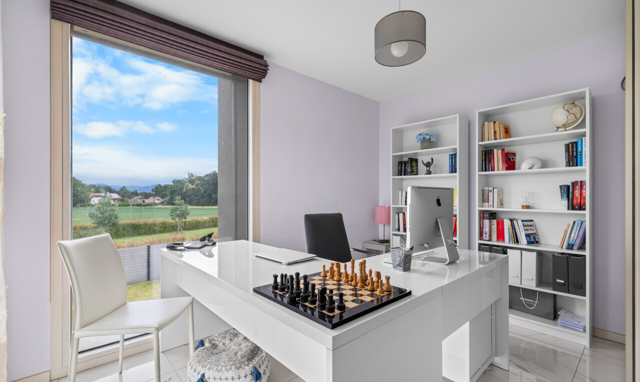 bureau avec inside property, cloison sèche, drywall, lumière naturelle, et natural light