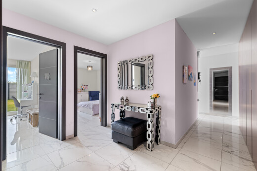 couloir avec plinthes murales, baseboards wall, sol en finition marbre, marble finish floor, et inside property