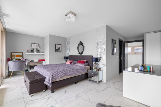 chambre avec inside property, cloison sèche, drywall, sol en finition marbre, et marble finish floor
