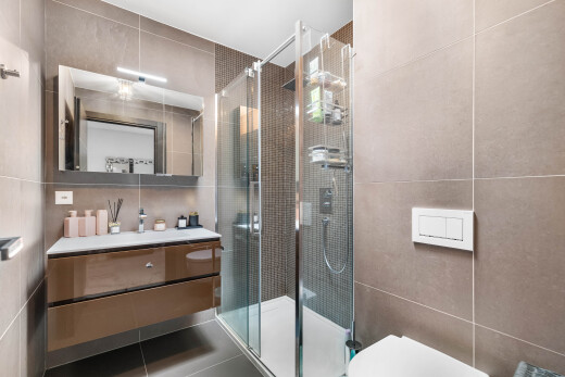 salle de bains avec mur en carrelage, tile wall, miroir, salle de bain complète, et lavabo (ou coiffeuse selon le contexte)