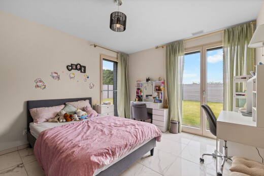 chambre avec day time, accès à l'extérieur, cloison sèche, drywall, et lumière naturelle