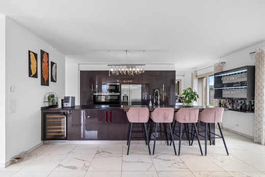 cuisine avec dark brown cabinets, armoires brun foncé, light floor, cloison sèche, et drywall