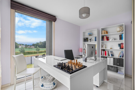 bureau avec inside property, cloison sèche, drywall, lumière naturelle, et natural light