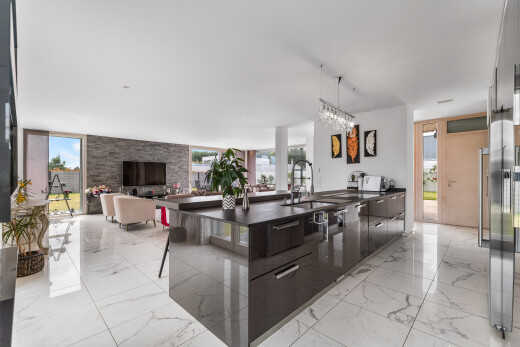 cuisine avec light floor, dark countertops, inside property, opens to living area, et ouvert sur l'espace de vie