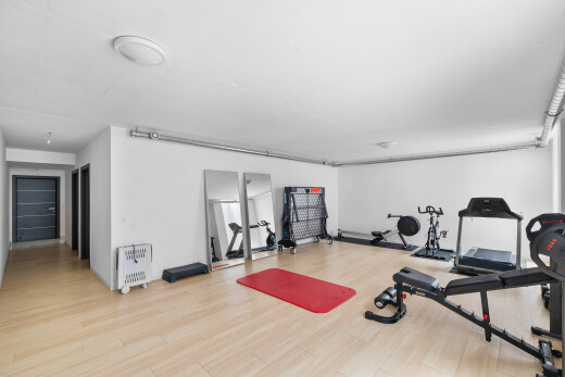 gym avec sol en finition bois, wood finish floor, inside property, cloison sèche, et drywall
