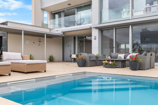 piscine avec espace de vie extérieur, balcon, terrasse, piscine, et day time