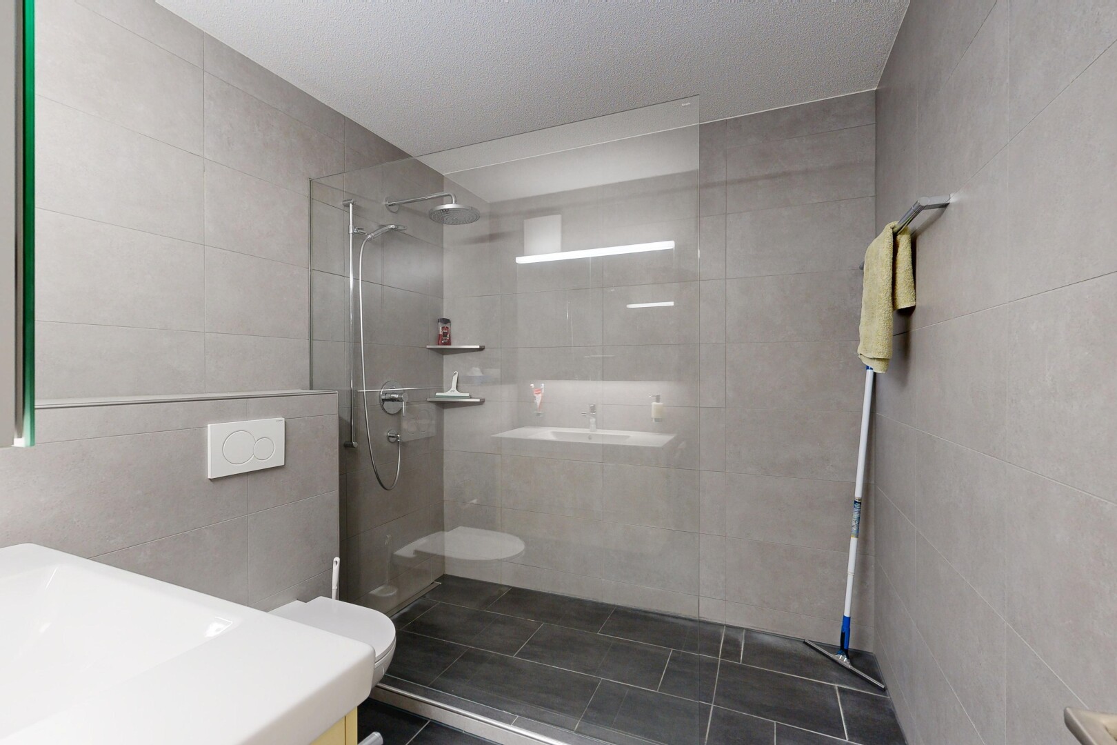 salle de bains avec douche, salle de bain complète, inside property, lavabo (ou coiffeuse selon le contexte), et mur en carrelage