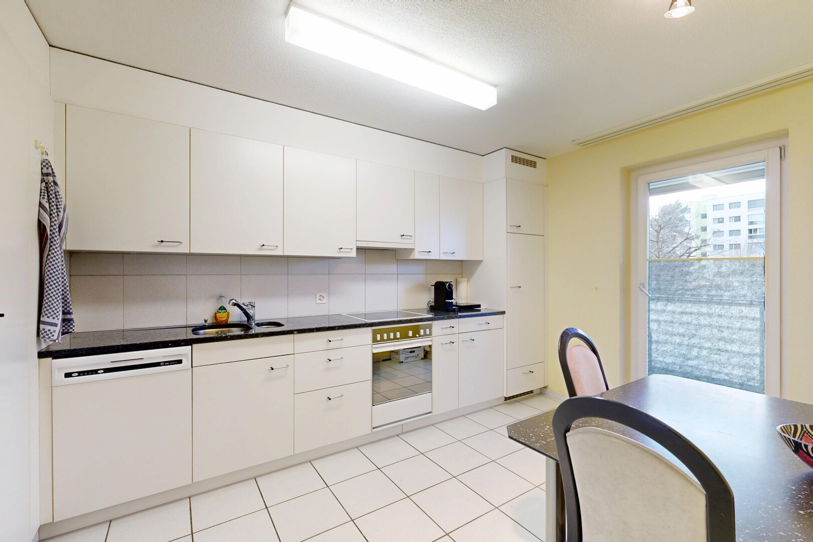 cuisine avec armoires blanches, dosseret, backsplash, lave-vaisselle, et inside property