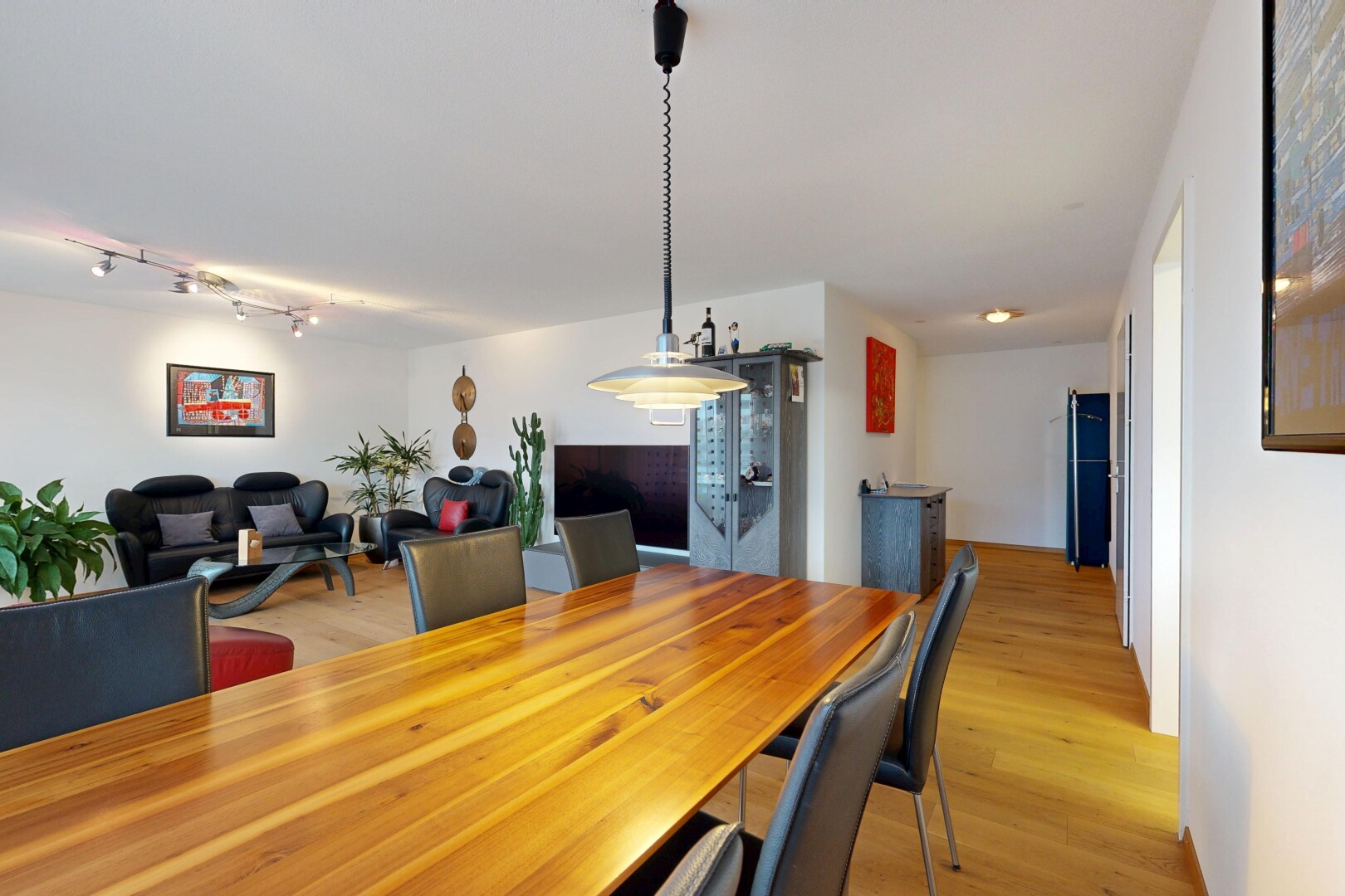 salon / salle à manger avec cloison sèche, drywall, inside property, sol en finition bois, et wood finish floor