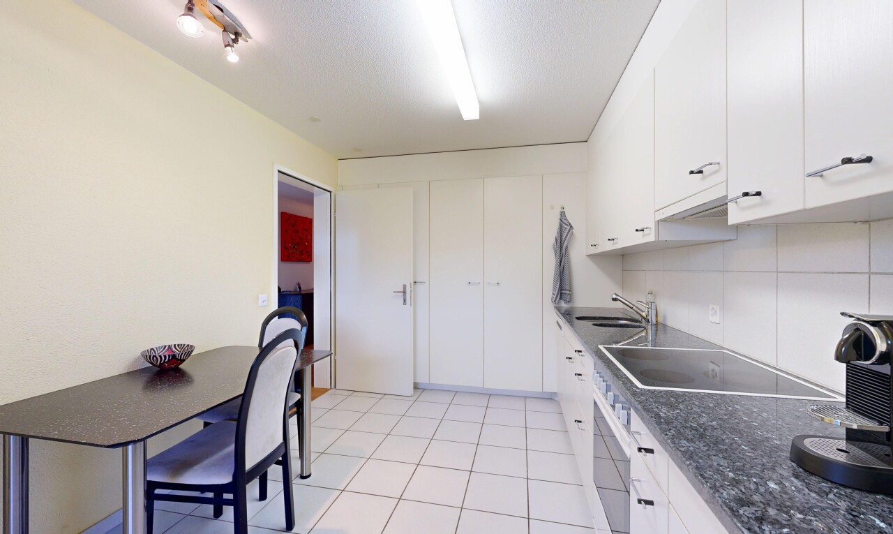 cuisine avec four, armoires blanches, sol en carrelage, tile floor, et plaque de cuisson
