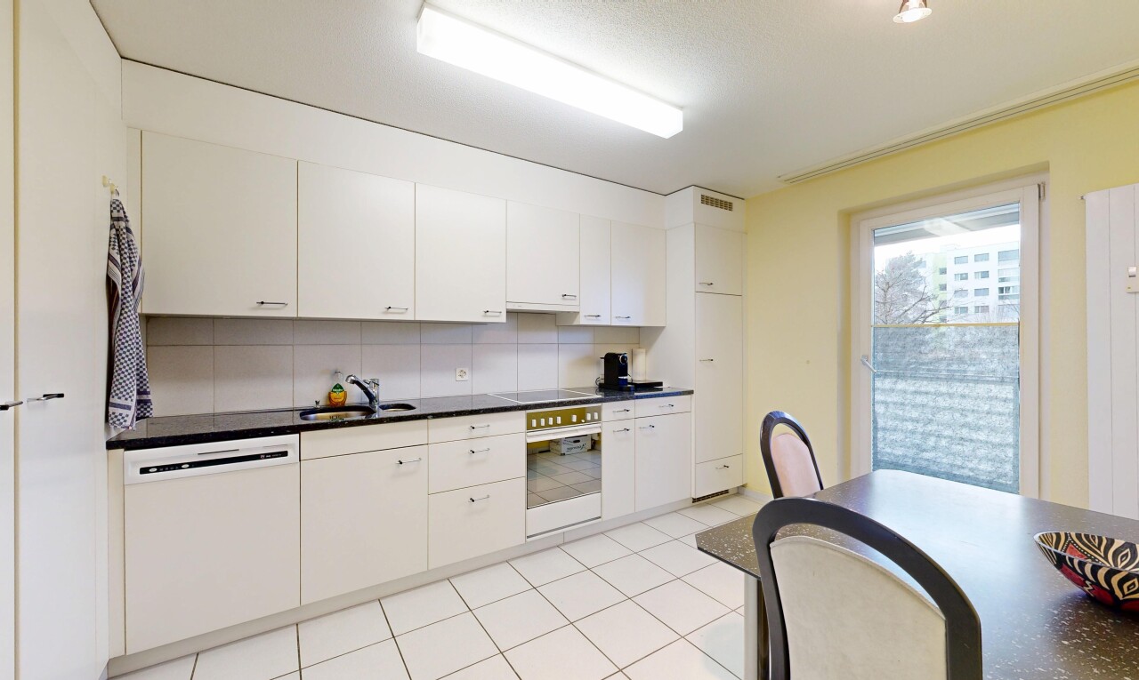 cuisine avec armoires blanches, dosseret, backsplash, lave-vaisselle, et inside property