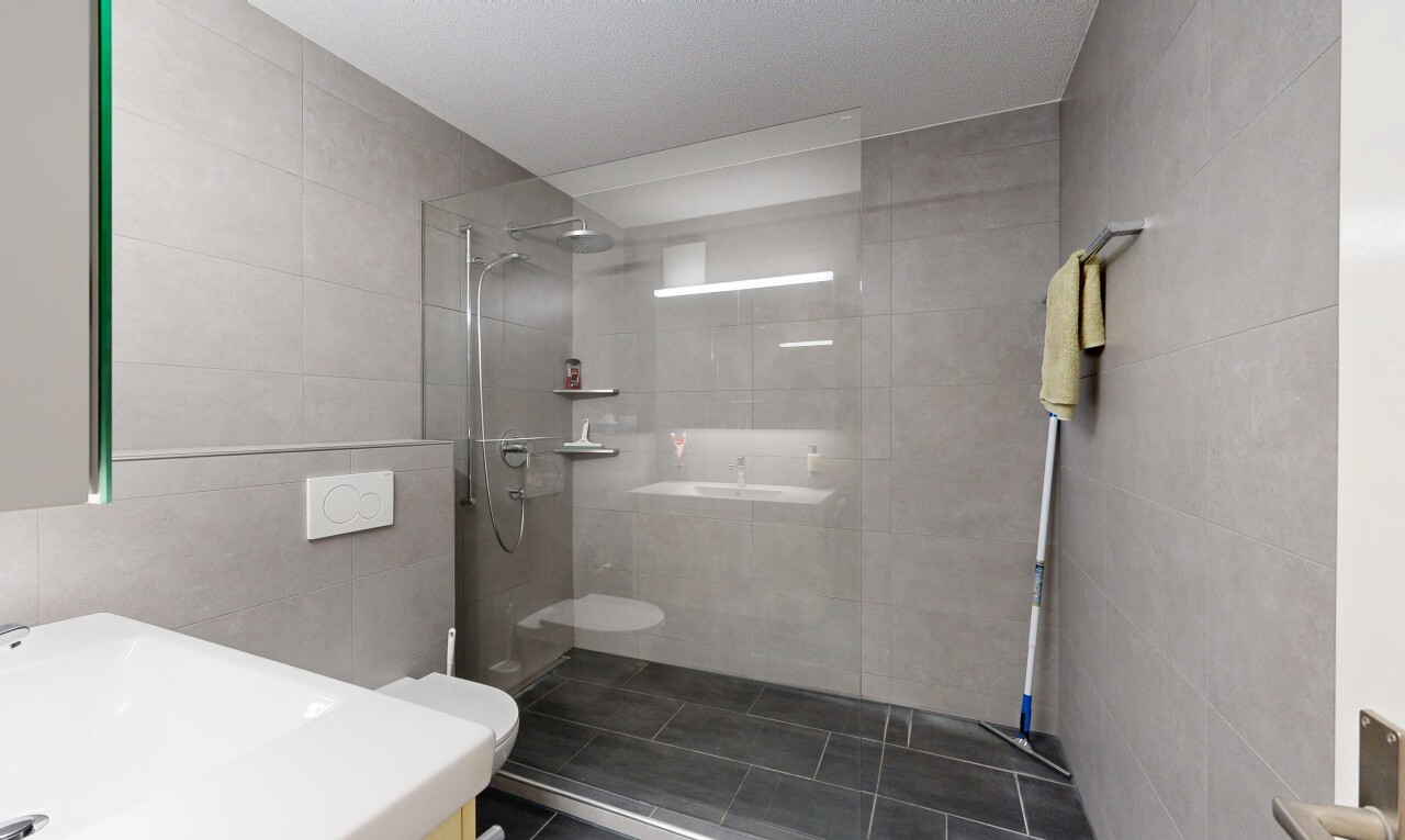 salle de bains avec douche, salle de bain complète, inside property, lavabo (ou coiffeuse selon le contexte), et mur en carrelage