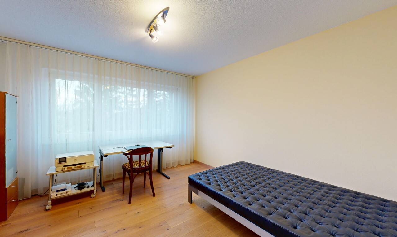 chambre avec sol en finition bois, wood finish floor, inside property, cloison sèche, et drywall