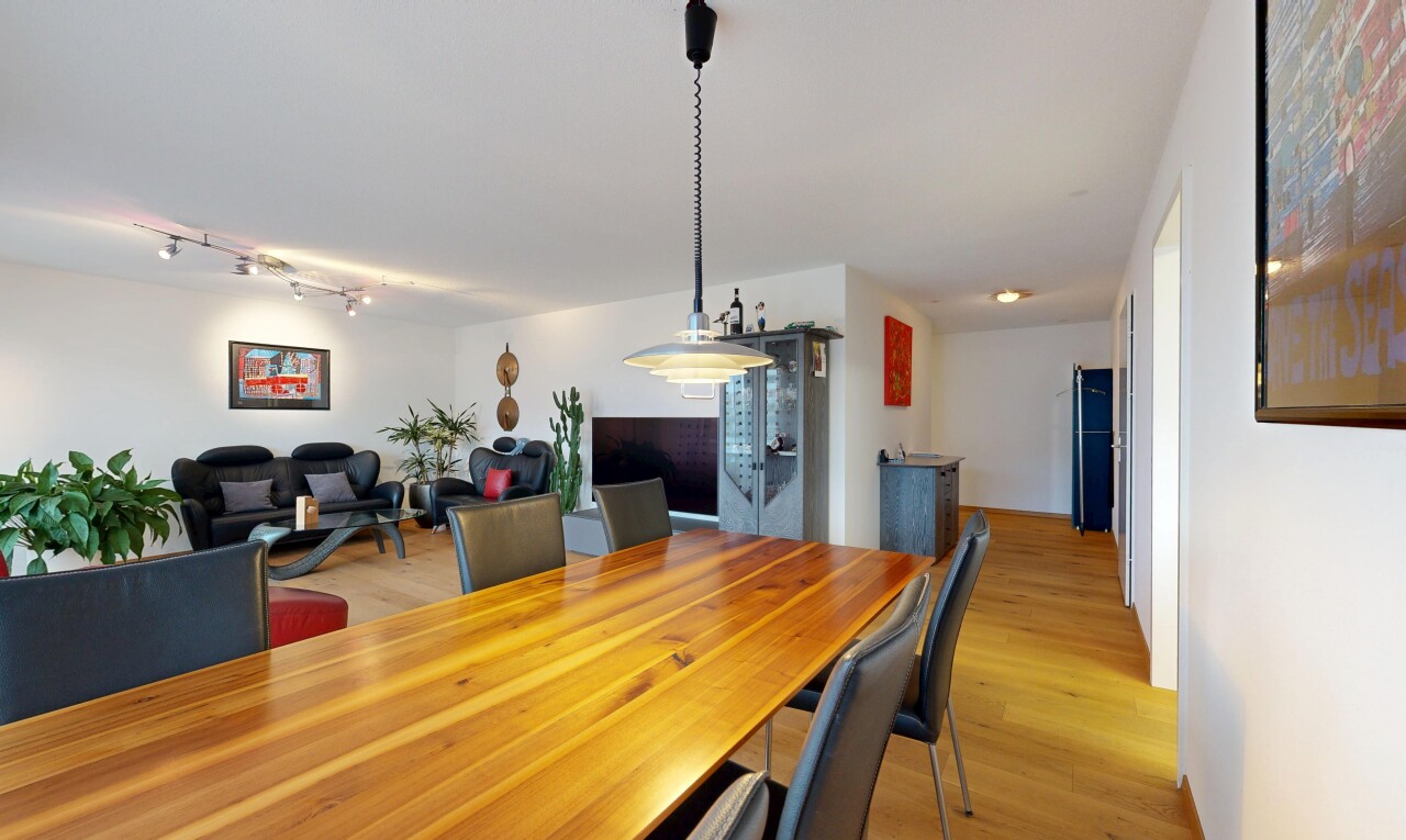 salon / salle à manger avec cloison sèche, drywall, inside property, sol en finition bois, et wood finish floor