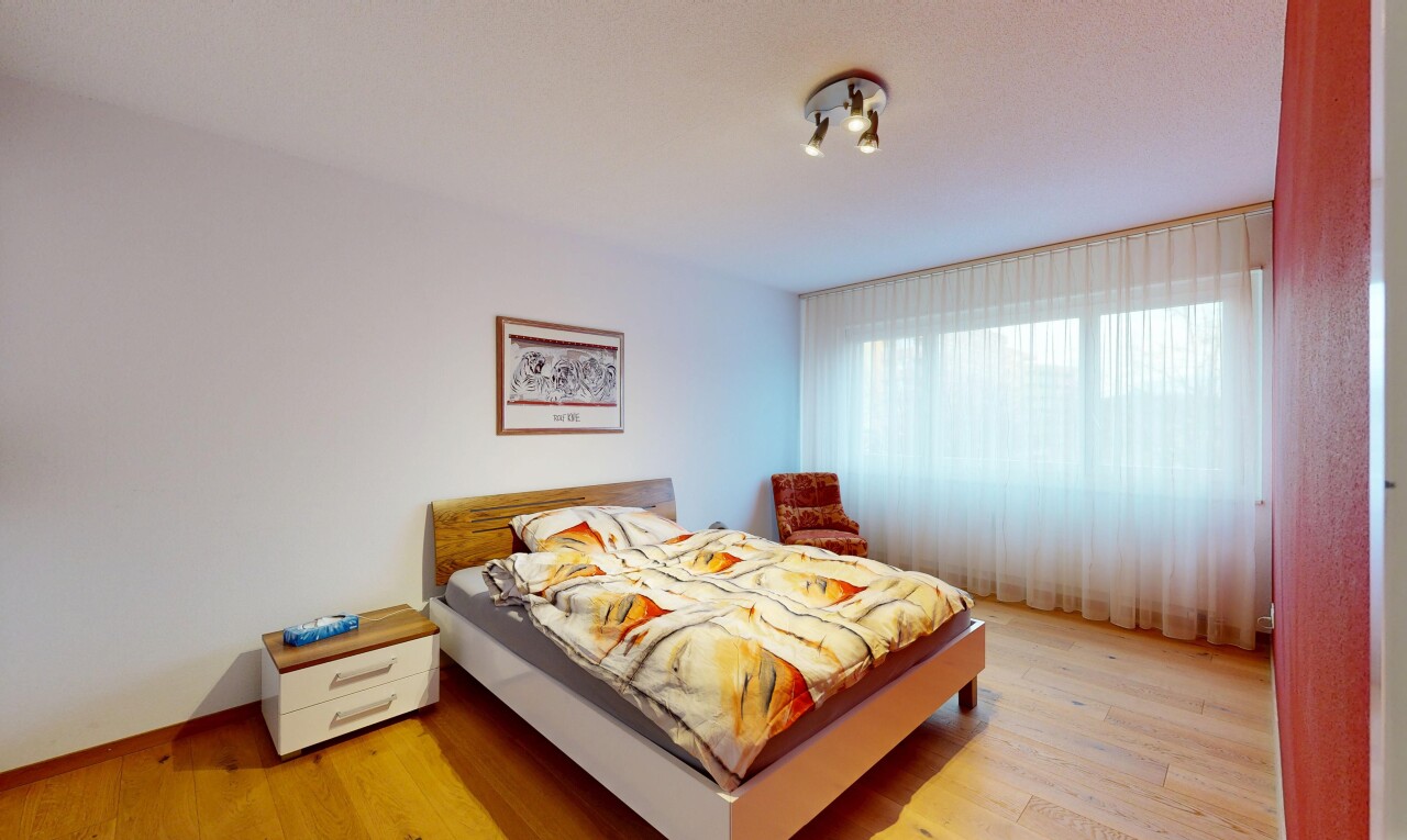 chambre avec lumière naturelle, natural light, cloison sèche, drywall, et sol en finition bois