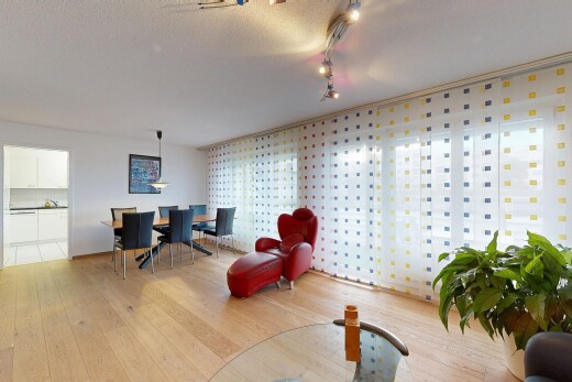 wohn- / esszimmer mit holzfußboden, wood finish floor, inside property, deckenbeleuchtung, und track lighting