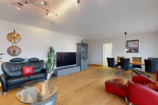 salon / salle à manger avec télévision, cloison sèche, drywall, sol en finition bois, et wood finish floor