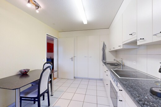 küche mit ofen, weiße schränke, fliesenboden, tile floor, und herd