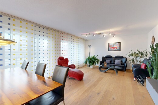 salon / salle à manger avec inside property, sol en finition bois, wood finish floor, cloison sèche, et drywall