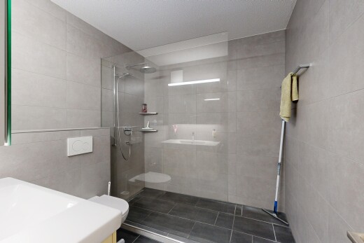 salle de bains avec douche, salle de bain complète, inside property, lavabo (ou coiffeuse selon le contexte), et mur en carrelage