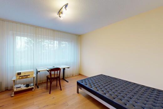 zimmer / schlafzimmer mit holzfußboden, wood finish floor, inside property, gipskartonwand, und drywall