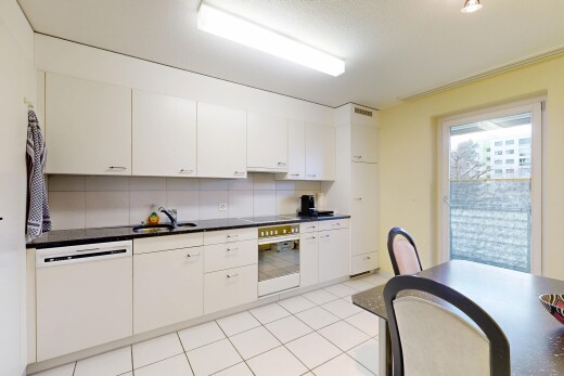 cuisine avec armoires blanches, dosseret, backsplash, lave-vaisselle, et inside property
