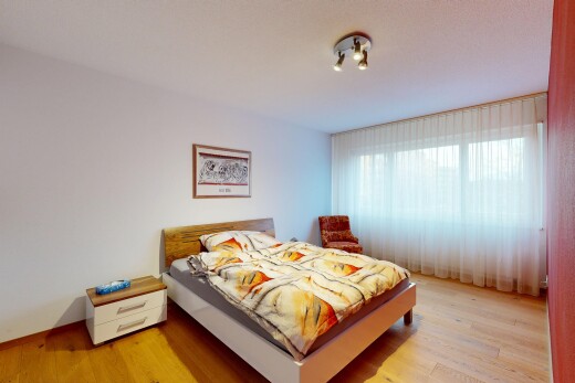 zimmer / schlafzimmer mit natürliches licht, natural light, gipskartonwand, drywall, und holzfußboden