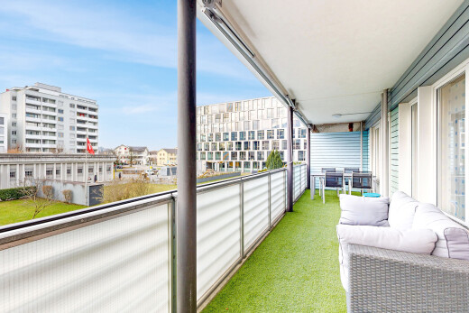 balcon avec véranda, day time, balcon, apartment complex view, et city view